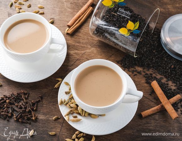 Убавьте огонь до минимального и варите чай 3–5 минут. Как только молоко приобретет кремовый оттенок, снимите кастрюлю с огня, накройте плотно крышкой и настаивайте 5 минут. Процедите напиток и разлейте по чашкам.<br />
 