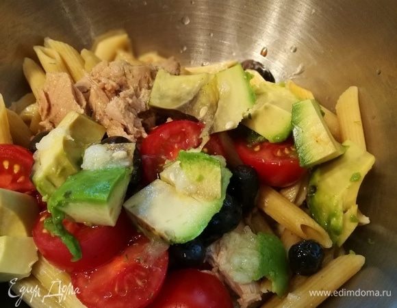 Подготовить все продукты. Авокадо очистить в последнюю очередь, чтобы не потемнело. Параллельно поставить вариться макароны (у меня из цельнозерновой муки). Эту порцию я готовила, чтобы взять завтра с собой на работу.