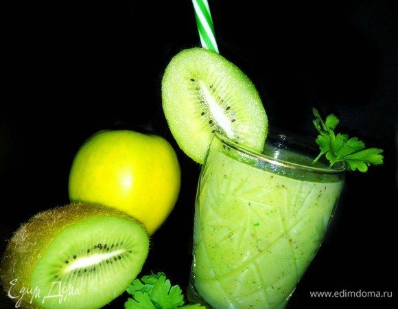 Режем все мелкими кубиками и взбиваем блендером, добавляем мед и воду и еще немного взбить. И наслаждаемся вкусом 😋😍