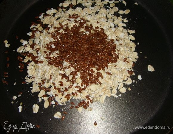 Овсяные хлопья и лен обжарить на сухой сковороде 1 минуту.