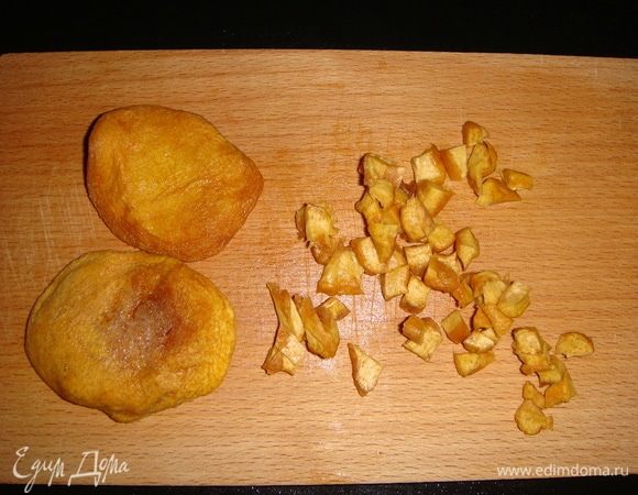 Персики помыть и нарезать небольшими кубиками.