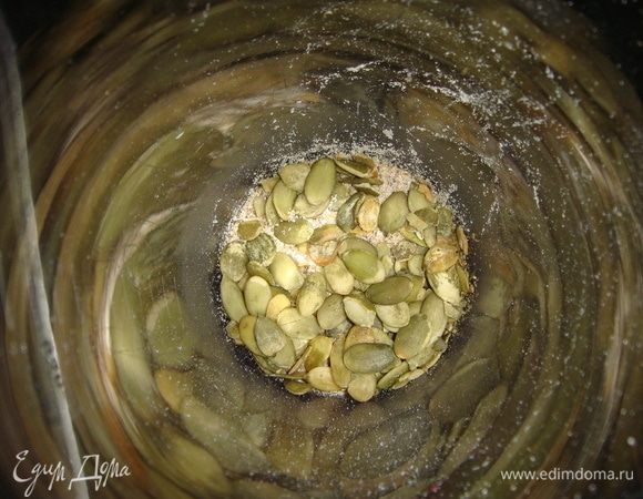 Овсяные хлопья, семена льна и тыквенные семечки измельчить.