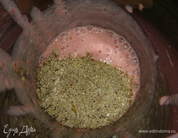 Всыпать молотую смесь, персики и перемешать все. Оставить смесь на 5 минут, переложить в тарелку и украсить смородиной, какао, подушечками и вафельными трубочками.