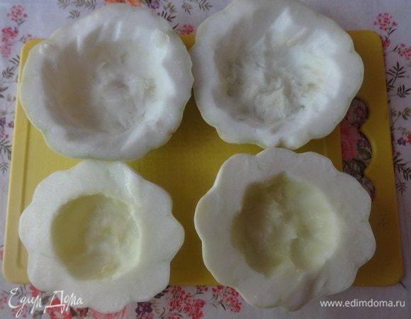 В моих патиссонах семечки оказались староваты, и я аккуратно удалила их ложечкой вместе с частью мякоти, чтобы получились выемки.