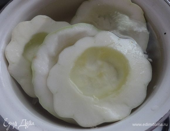 Вскипятить воду (примерно1,5 л), посолить (3/4 ч. л. соли), положить подготовленные патиссоны и варить на небольшом огне до состояния «аль денте».