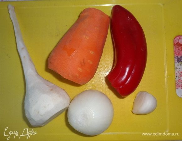 Морковь, лук, чеснок, пастернак очистить. Из перца удалить семена. Все овощи вымыть, обсушить. В ингредиентах я написала 2 зубчика чеснока, у меня на фото 1, но он очень большой, как 2 или даже 3 зубчика. Ориентируйтесь на величину патиссонов. У меня патиссоны не очень большие, поэтому я брала не слишком крупные овощи для фарширования.