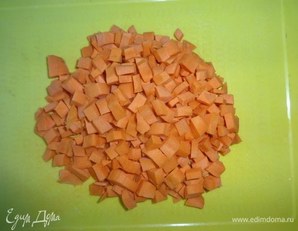 Морковь нарезать мелкими кубиками.