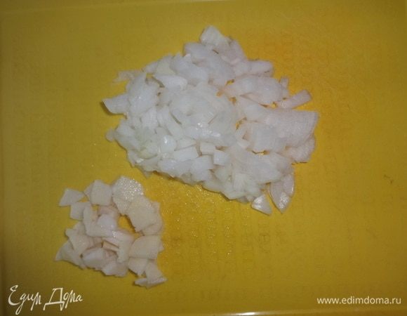 Лук нарезать мелкими кубиками, чеснок — тонкими пластинками.