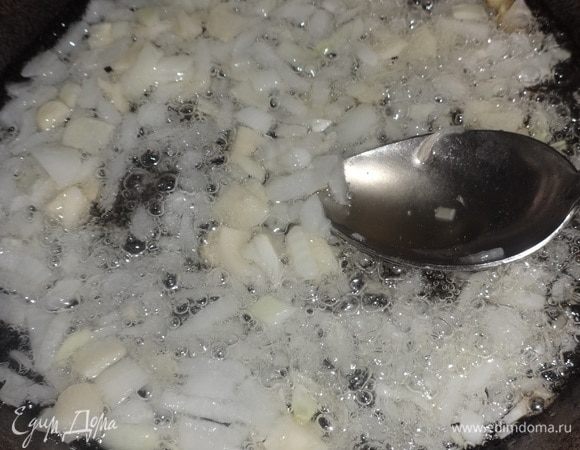 В сковороду влить 2 ст. л. масла, разогреть. Всыпать лук и обжаривать до золотистого цвета, помешивая.