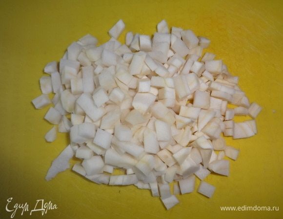 Пастернак нарезать мелкими кубиками.