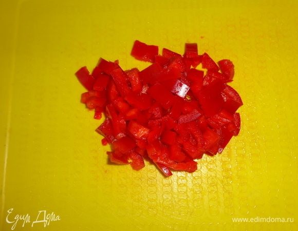 Перец нарезать мелкими кубиками. Укроп вымыть, обсушить и мелко нарезать. Сыр натереть на мелкой терке.