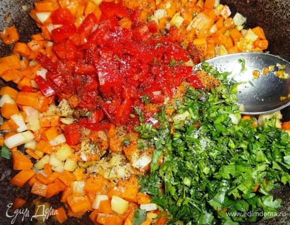 Снять сковороду с огня, добавить к обжаренным овощам нарезанный перец, укроп, посолить, поперчить, перемешать.