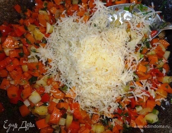 Начинку немного остудить, добавить натертый сыр, перемешать.