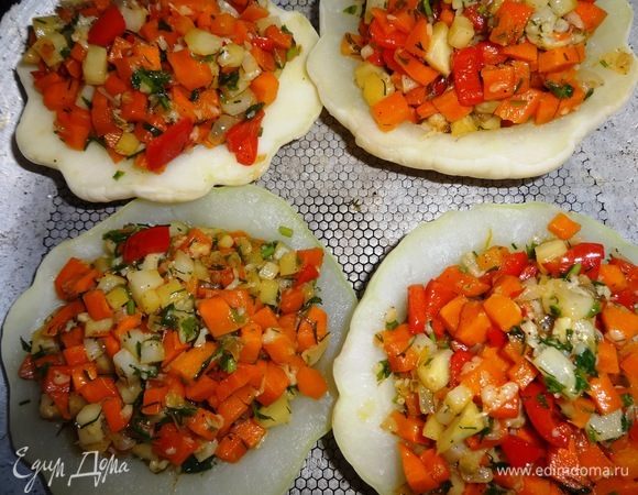 Форму для запекания смазать оставшимся маслом. Нафаршировать патиссоны овощной массой, выложить в форму. Запекать при 180°C примерно 20–25 мин.