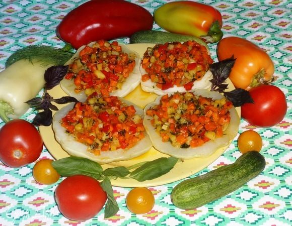 Патиссоны, фаршированные овощами, готовы! Выложить их на блюдо. Подавать со свежими овощами и зеленью. Кстати, такие патиссоны хороши и в холодном виде. Угощайтесь! Приятного аппетита!