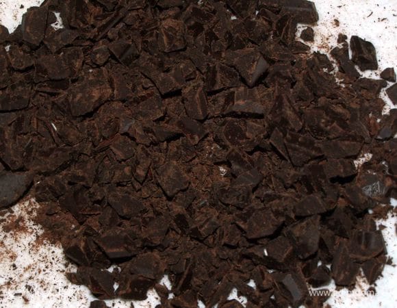 Шоколад мелко порубить кусочками.