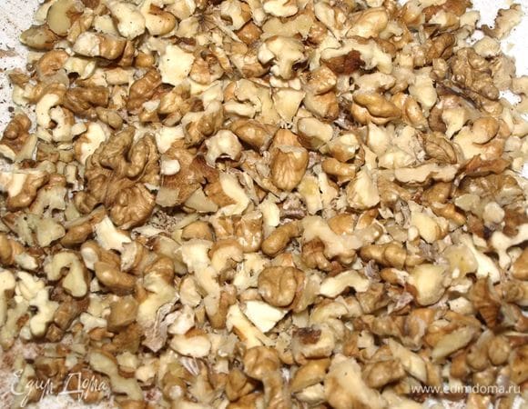 Орехи порубить. Предварительно можно обжарить.
