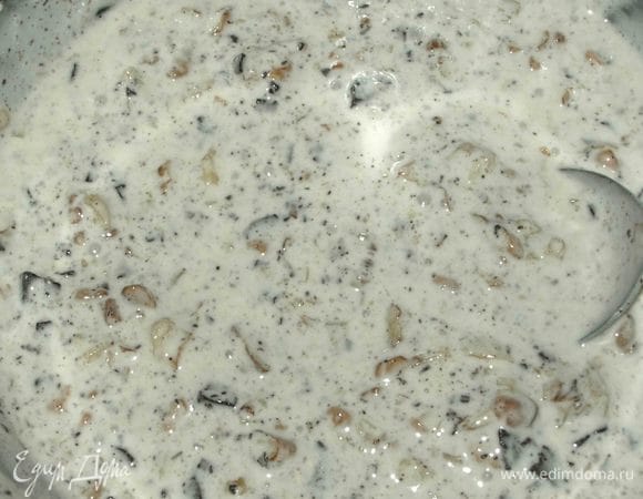 Белки взбить с лимонным соком, сахаром или сахарной пудрой (сахар или пудру добавляем постепенно), если получится до устойчивых пиков, а если не получится, то ничего страшного. Соединить аккуратно белки с шоколадом, орехами и крахмалом.