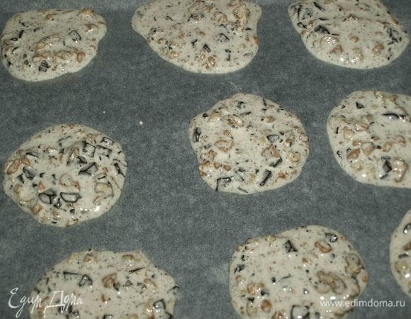 На застеленный пекарской бумагой противень выкладываем столовой ложкой печенье. Выкладываем на расстоянии, потому что печенье увеличится. Не бойтесь, если печенье расползается.