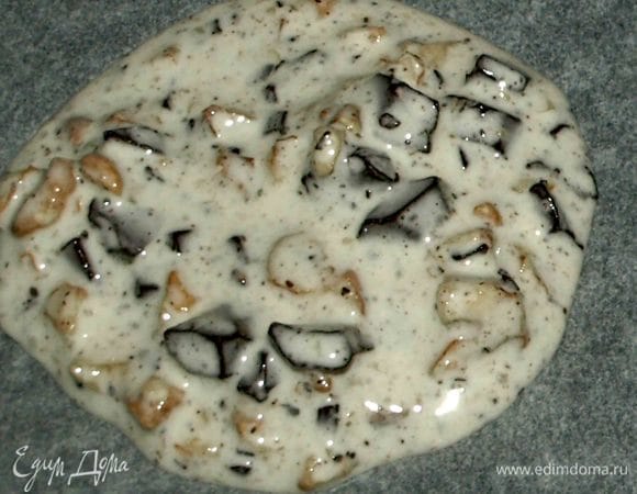 У меня довольно жидкая смесь, но вот такие получаются заготовки. Отправляем печенье в заранее (очень важно) разогретую до 180ºС духовку. Выпекаем ровно 5 минут (важно). Выключаем духовку и оставляем в ней печенье на 2 часа (можно и на больше). Очень важно — 2 часа 5 минут не открывать духовку!