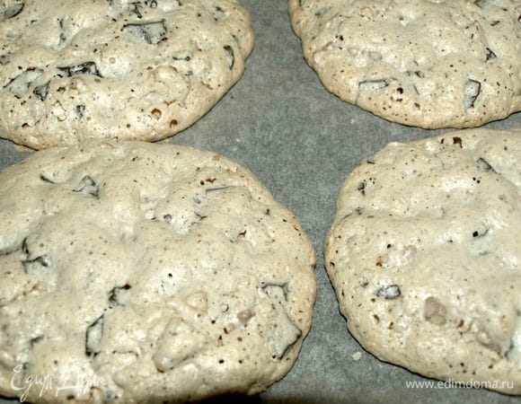 Через 2 часа 5 минут открываем духовку, достаем противень и получаем вот такие печенья!