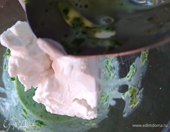 Добавить рикотту (можно заменить мягким творогом) и взбить еще раз.