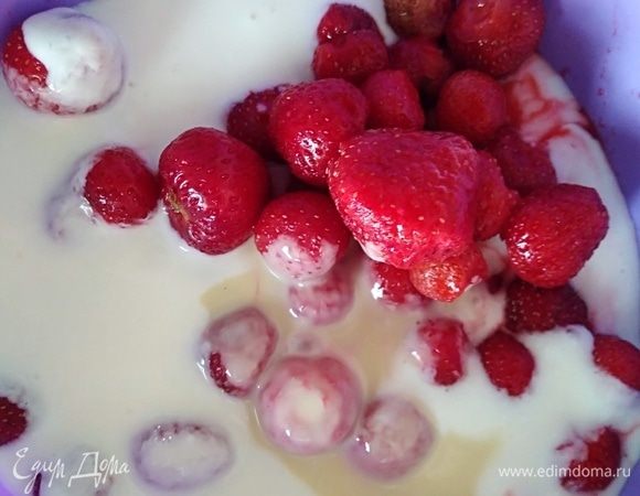 Для второго слоя ягоды вымыть, удалить хвостики. Соединить ягоду, кефир и сгущенку.