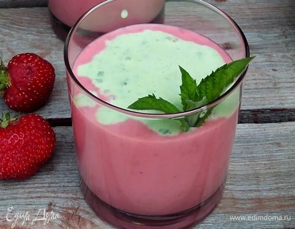 В стаканы налить ягодный слой, сверху ложкой аккуратно налить зеленый слой.