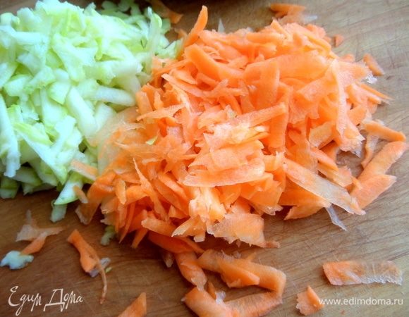 Морковь очистить и натереть тоже. Лук нарезать.