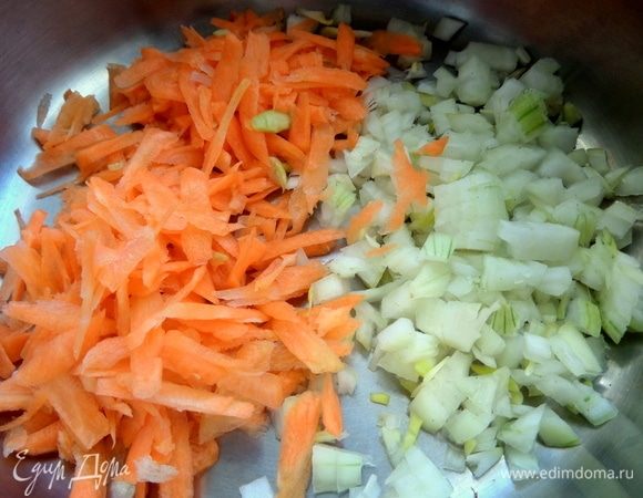 Разогреть кастрюлю с толстым дном, налить масло и высыпать овощи.