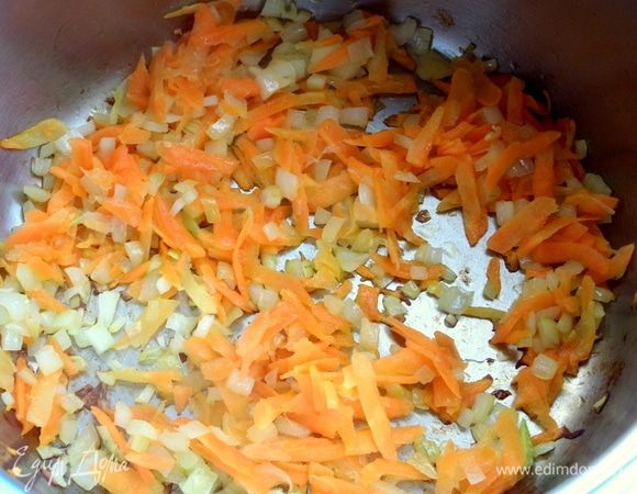 Немного обжарить, помешивая.