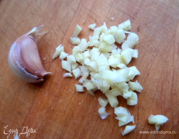 Чеснок измельчить.