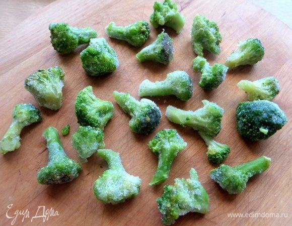 Брокколи тоже. Отделить соцветия.