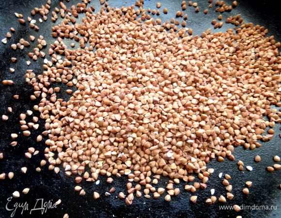 Рядом в сухой сковороде обжарить гречку.