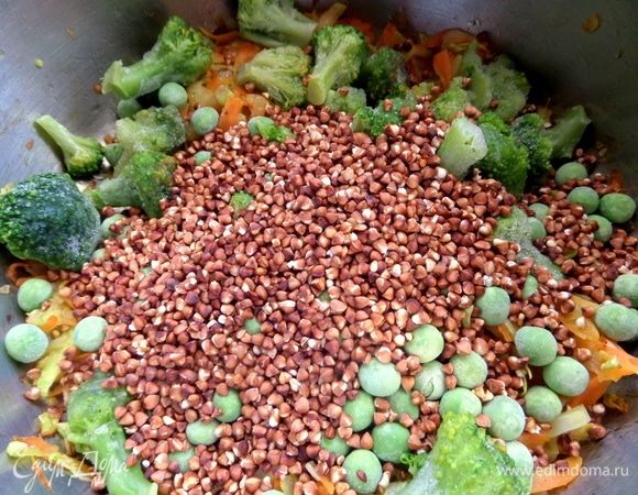 Когда появится характерный ореховый аромат, пересыпать в кастрюлю.