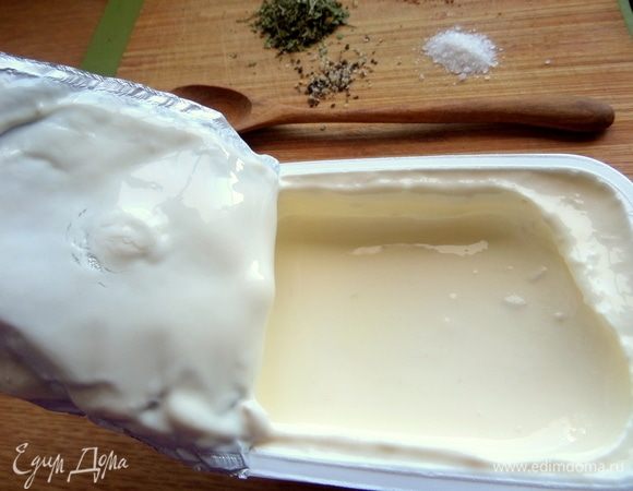 Сливочный плавленый сыр можно любой — в брикетах и с добавками. Можно целую коробочку или половину (100 г), дело вкуса.