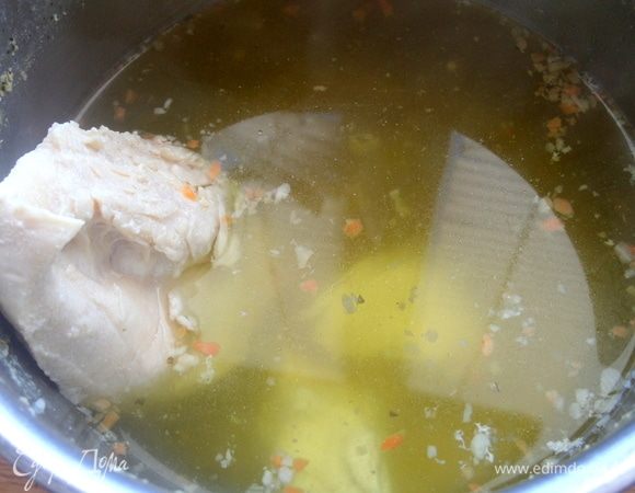Влить готовый бульон или воду. У меня бульон от грудок. Кстати, бульон можно заморозить порциями и использовать потом в такие супчики.