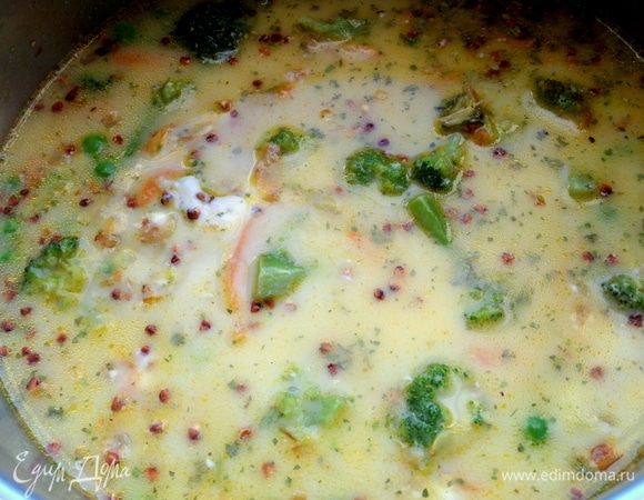 Размешать сыр в бульоне и оставить вариться на 10–15 минут после закипания.