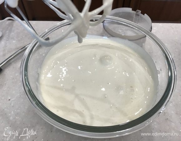 Отделяем белки от желтков. Желтки взбиваем с сахарной пудрой до тех пор, пока масса не увеличится в 3 раза (это около 10–15 минут). Добавляем маскарпоне и перемешиваем.