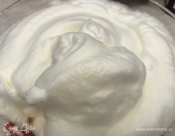 Белки взбиваем в крепкую пену и добавляем к маскарпоне с желтками.