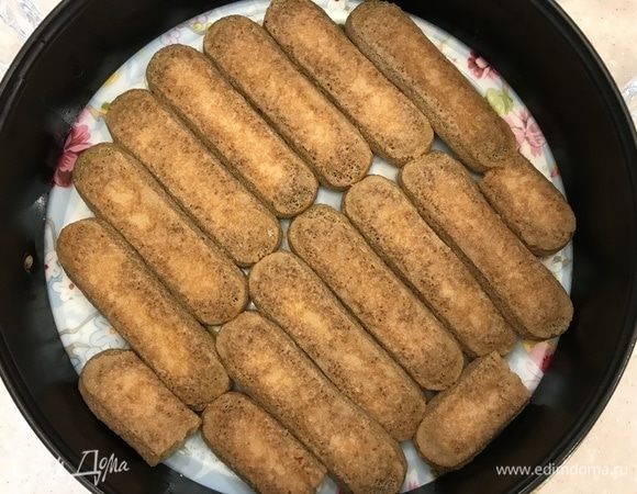 В заваренный кофе выливаем коньяк, пропитываем им наши «дамские пальчики». Опускать их следует сахарной стороной вниз на 1–2 секунды, затем переворачиваем и выкладываем в форму.