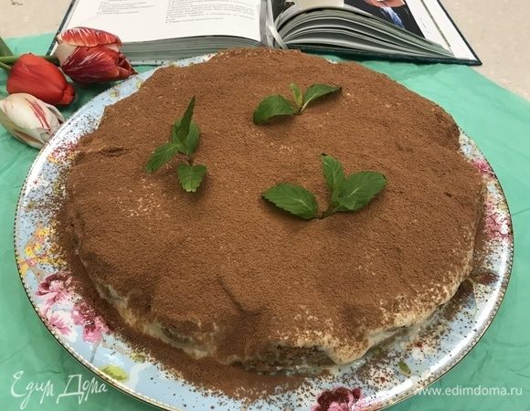 Собираем наш тирамису. Поверх бисквитного печенья выкладываем слой крема из маскарпоне, затем — снова бисквит и снова крем. Ставим тирамису в холодильник на несколько часов. Перед подачей на стол посыпаем какао! Приятного всем аппетита!