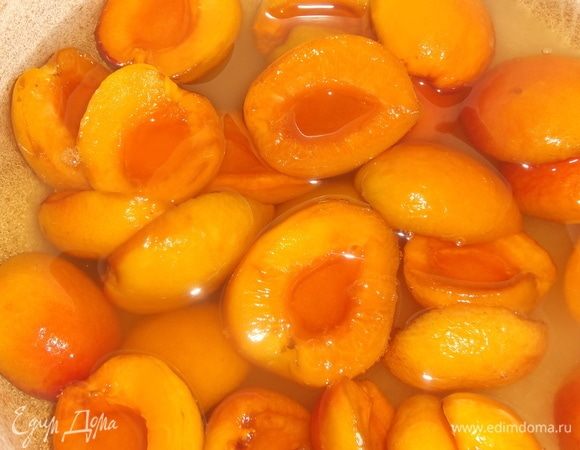 Абрикосы с полученным сиропом перемолоть блендером в пюре.