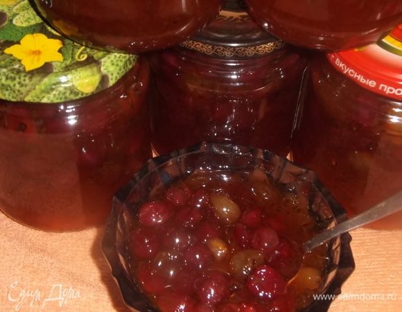 Горячим разлить по чистым банкам.