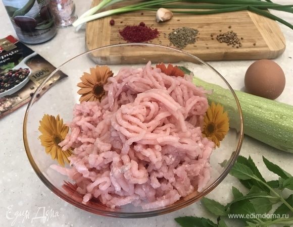 Пропускаем через мясорубку филе индейки.