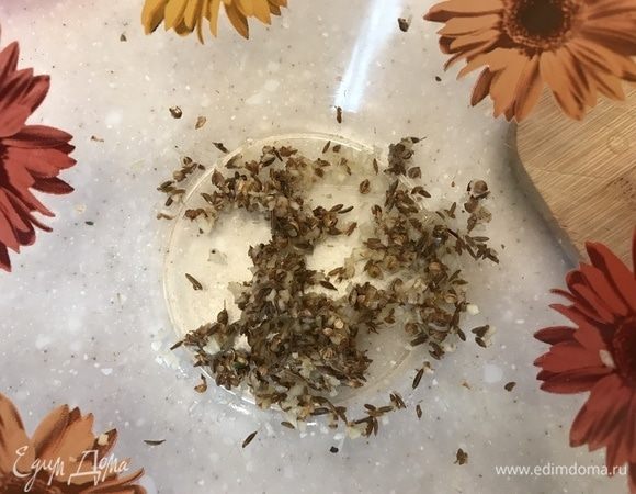 Зиру и кориандр добавляем в ступку с чесноком и еще раз растираем.