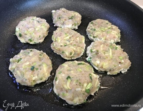 Разогреваем в сковороде оливковое масло, формируем из фарша котлеты и обжариваем с двух сторон до золотистого цвета. Затем выкладываем на бумажное полотенце, чтобы удалить излишки жира.