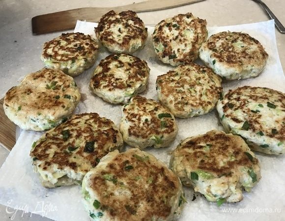 Выкладываем котлеты в форму для запекания и отправляем в разогретую духовку на 15–20 минут.