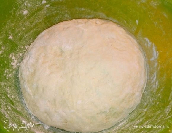 Всыпаем постепенно оставшуюся муку, обязательно просеиваем ее. Перемешиваем. В полуготовое тесто вливаем масло растительное. Замешиваем хорошо тесто. Формируем шар и оставляем подходить готовое тесто минут на сорок.
