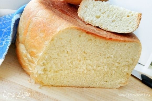 Готовый хлеб достаем из мультиварки, накрываем полотенцем и даем остыть. Вот такой хлеб получается!
